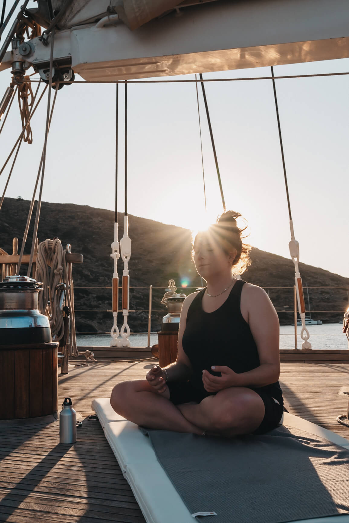 Yoga an Board des Segelboots Rhea