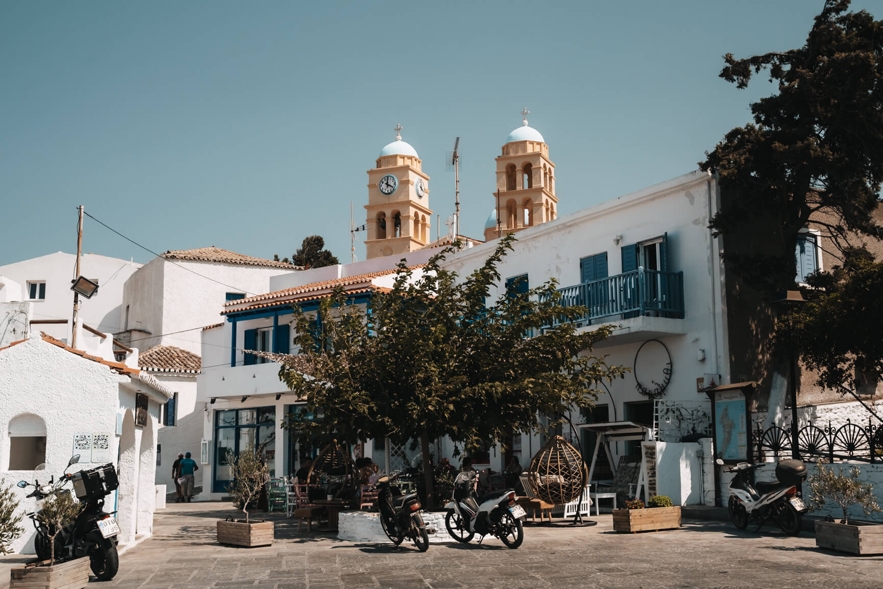 Segeln in den Kykladen – Blick auf Dryopida (Kythnos)