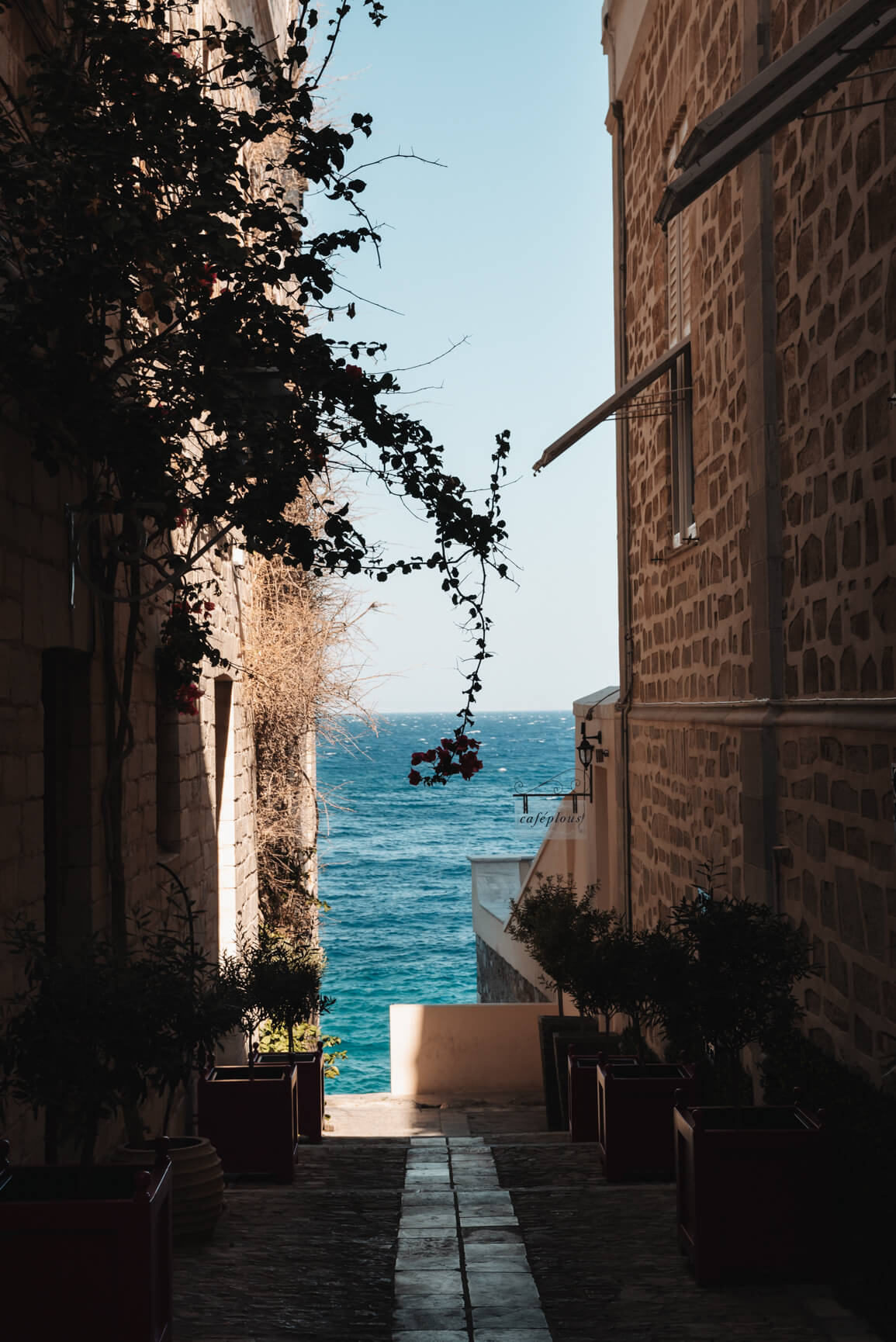 Segeln in den Kykladen – Die Gassen von Syros