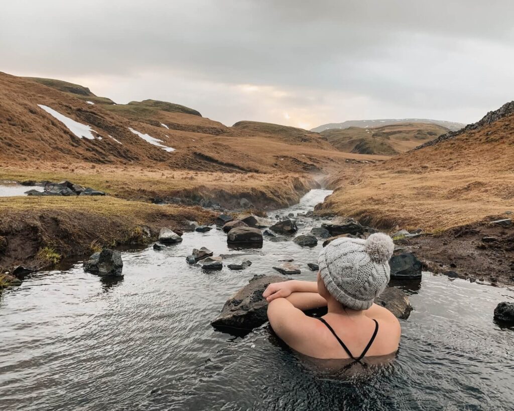 Entspannen in der Hrunalaug Hot Spring