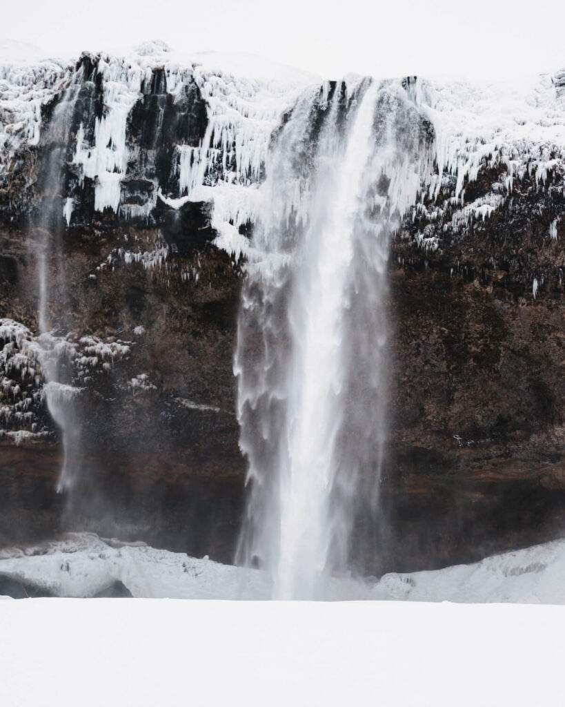 Der Seljalandsfoss im Winter