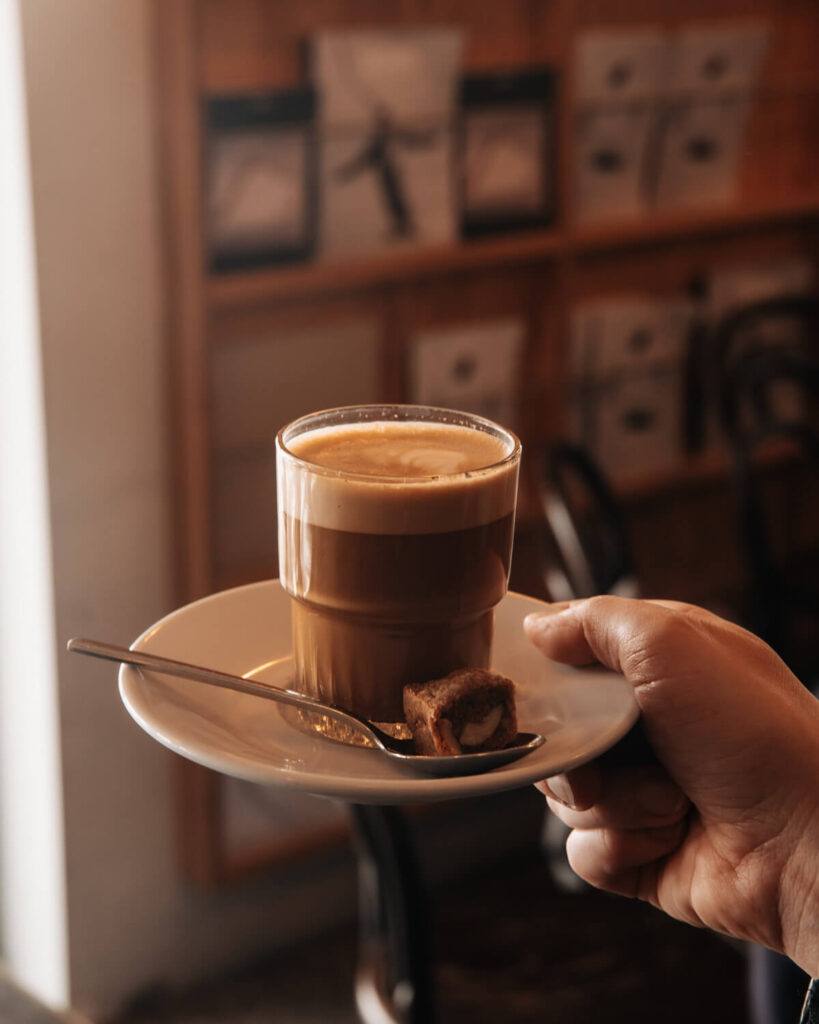 Kaffee im Caffé NoName in Laax