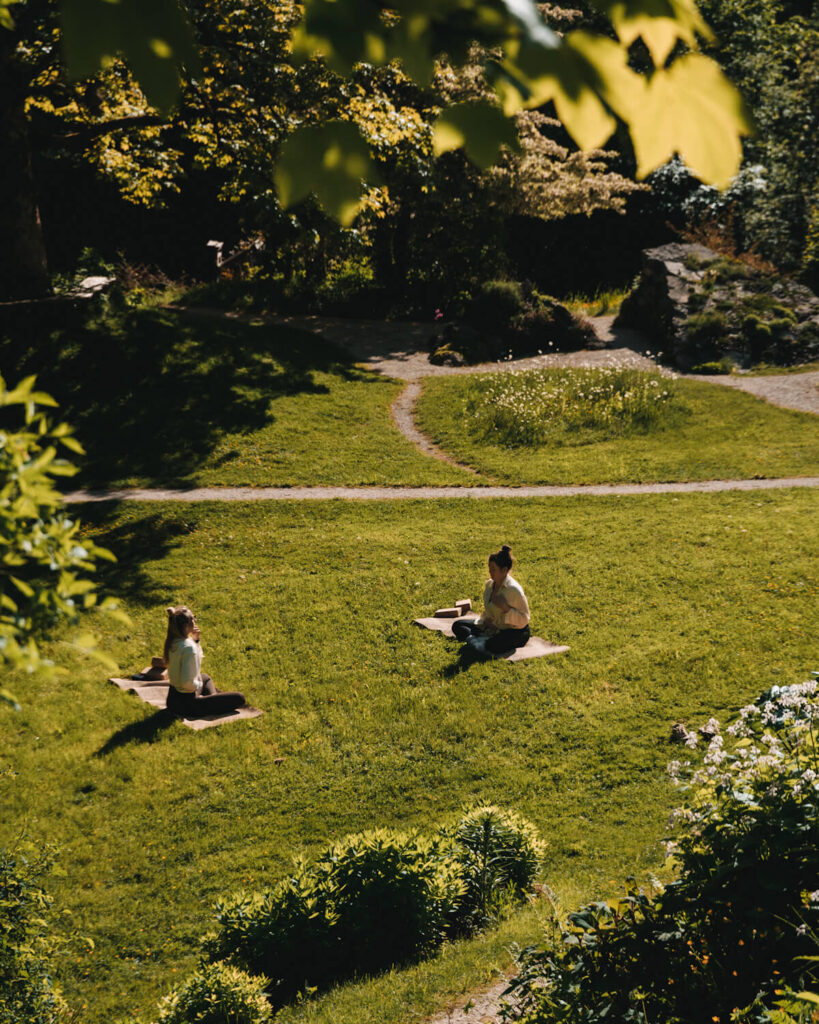 Yoga mit Ramona Wasmaier im Alpengarten in Bad Aussee