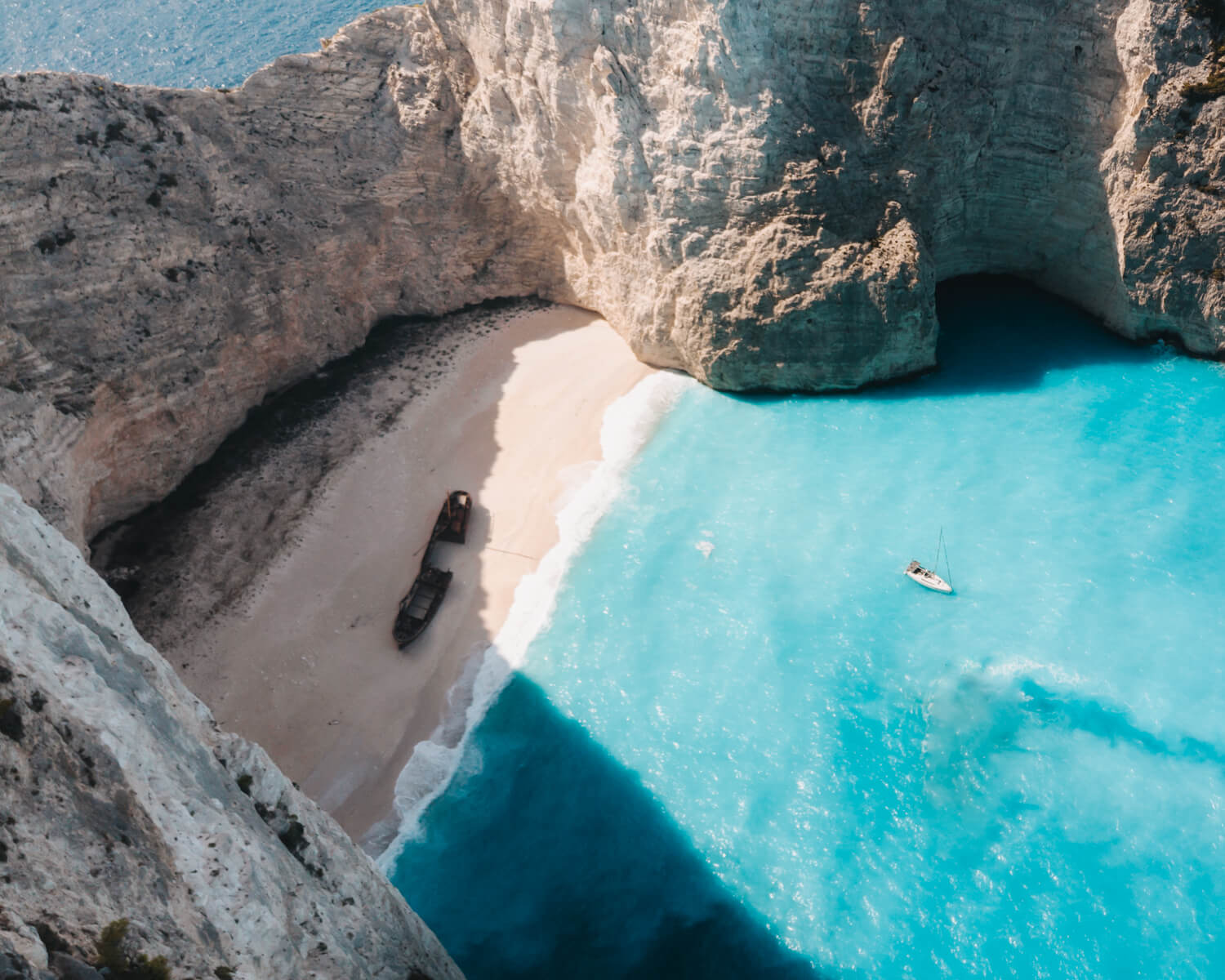 Segeltörn in Griechenland: Die Navagio Shipwreck-Bucht auf Zakynthos
