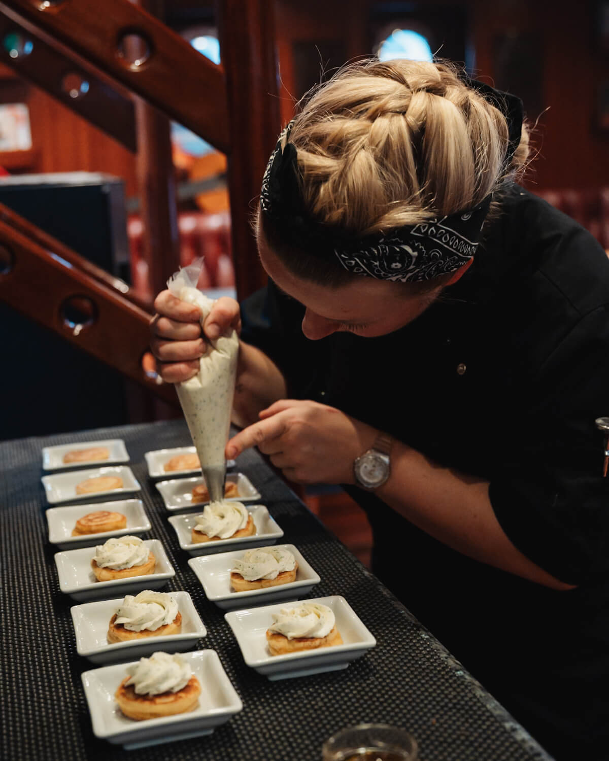 Martyna bereitet das Captains Dinner vor