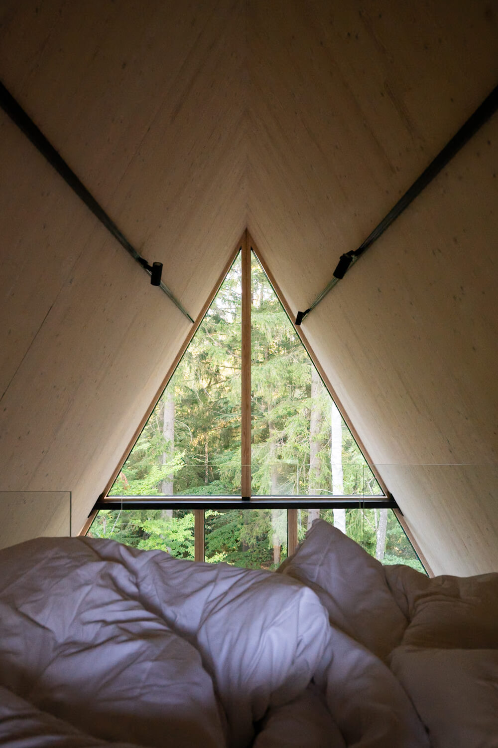 Aufwachen in der A-Cabin im Kungsbygget Äventyrspark