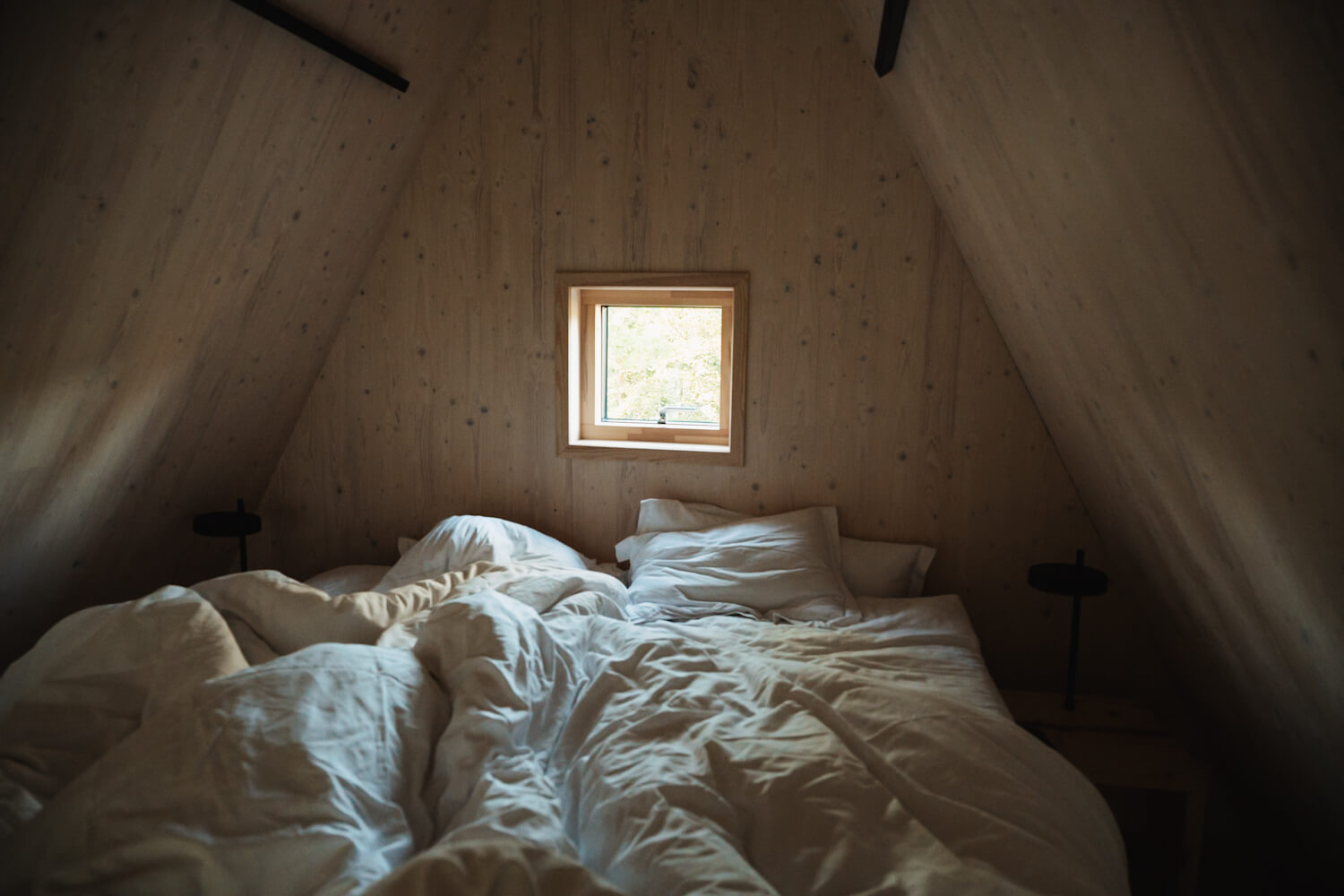 Bett in der A-Cabin im Kungsbygget Äventyrspark in Halland