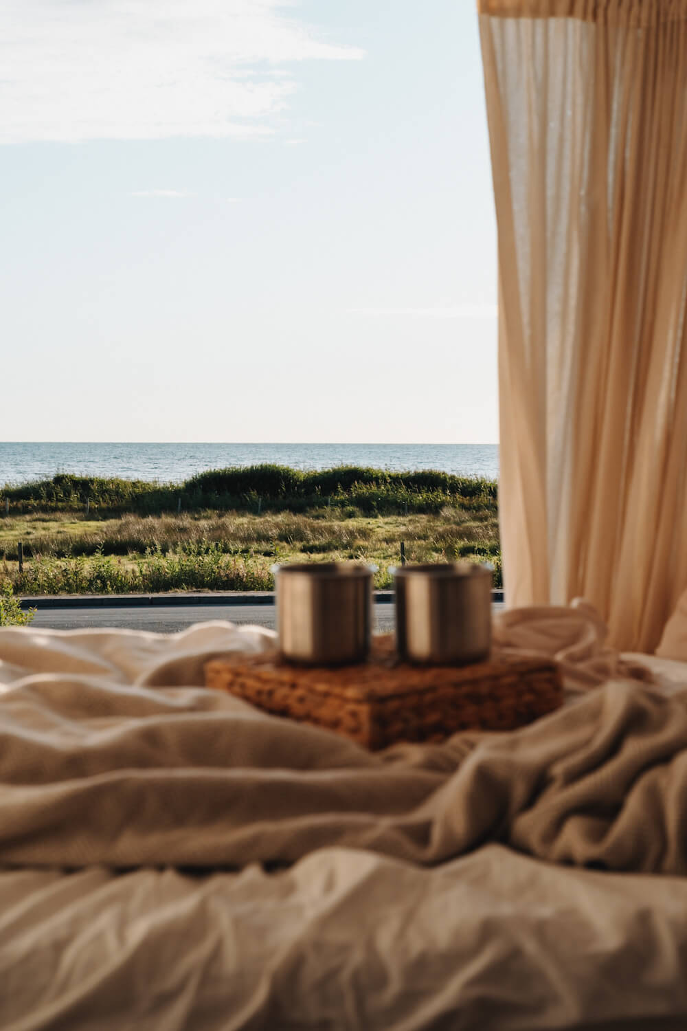 Kaffee im Camper am Meer