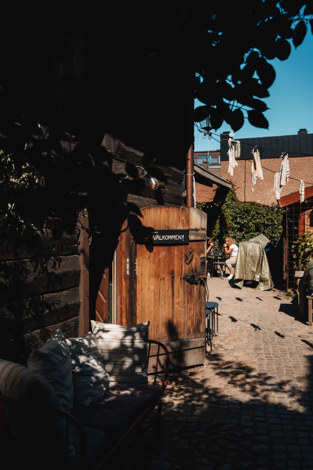 Im Innenhof des Cafés Broktorpsgården in Halmstad